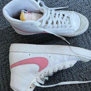 Nike Blazer Mid Sneaker Women's pink and white